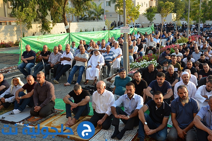 اهالي جلجولية يؤدون صلاة العيد في ساحة مسجد الروضة في جلجولية 
